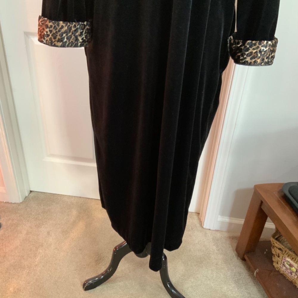 Vintage Black Velvet Leopard Print Details Long Robe Loungewear Size Large - Picture 8 of 11